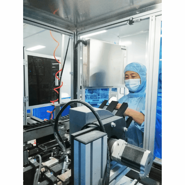 深蓝医疗自动化设备操作员确保机器运行